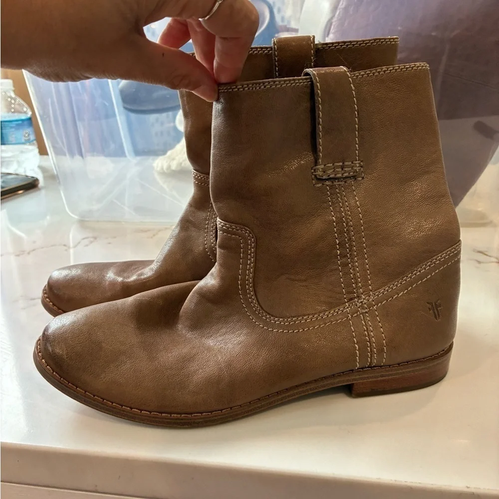 Frye Women's Anna Short Round Toe Leather Boots size 6